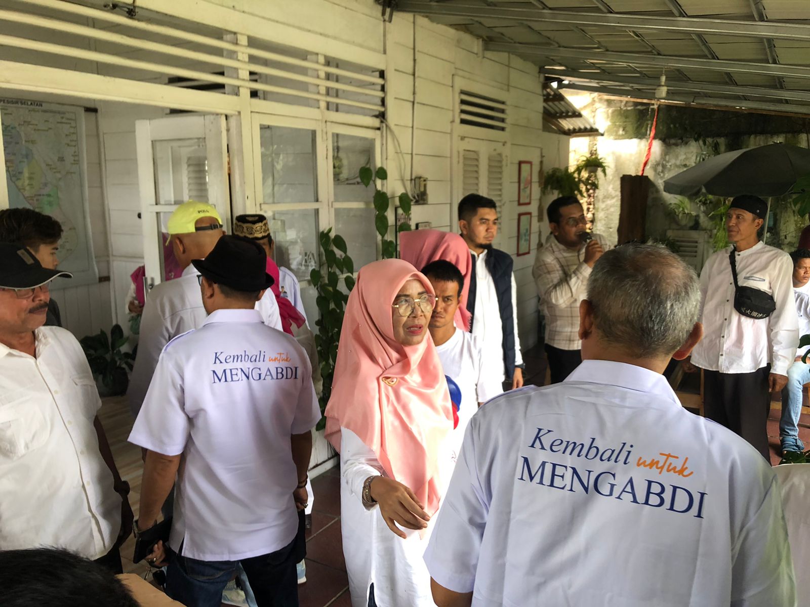 Pasangan Bakal Calon  Hendrajoni dan Risnaldj jelang mendaftar ke KPU Pesisir Selatan.