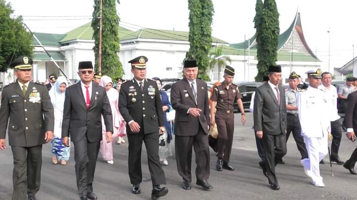 Jajaran Pemkab Pasbar mengikuti upacara Hari Bhayangkara ke-78.