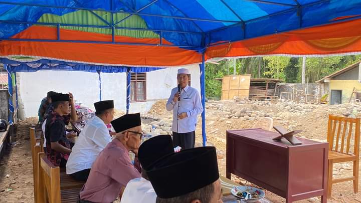 Wabup Pasbar Risnawanto letakkan batu pertama pembangunan kembali Masjid Al Muhajirin.