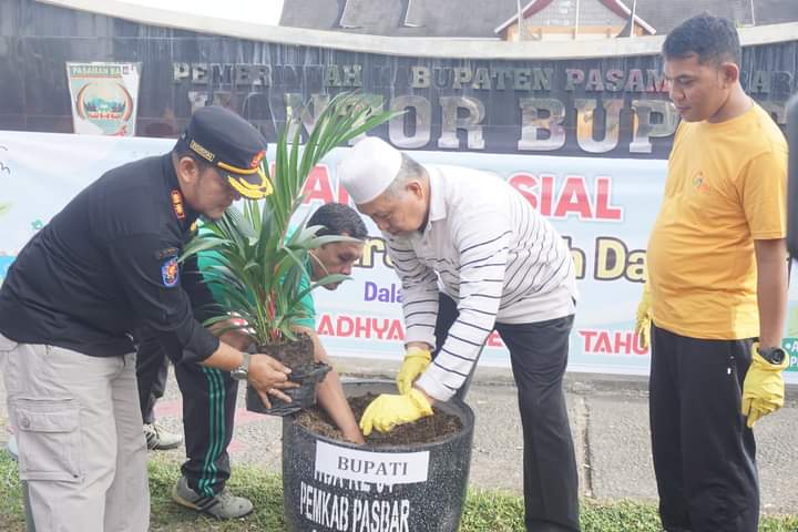 HBA Kejaksaan Negeri Pasbar 2024, Bupati Hamsuardi ikuti aksi bersih sampah dan penanaman bunga.