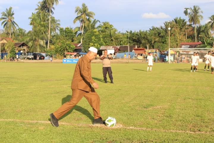 Lakukan tendangan pertama, Bupati Pasbar membuka Persitas CUP VII Tamiang Ujung Gading.