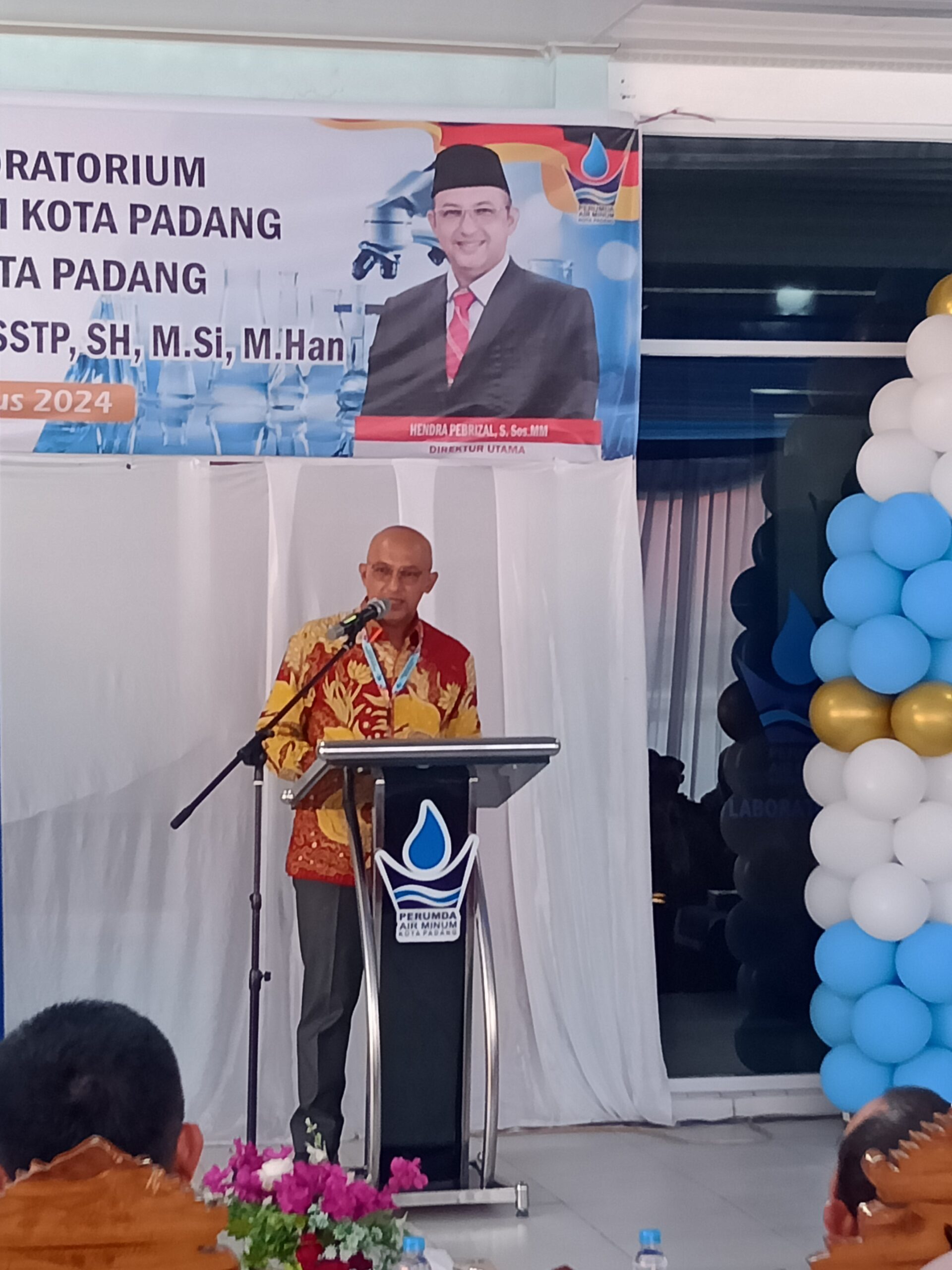 Direktur Utama Perumda AM Padang, Hendra Pebrizal memberikan sambutan saat peresmian Laboratorium.