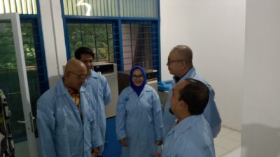 Pj Wako Padang Andree Algamar didampingi Dirut Perumda AM Padang, Hendra Pebrizal saat meninjau laboratorium.