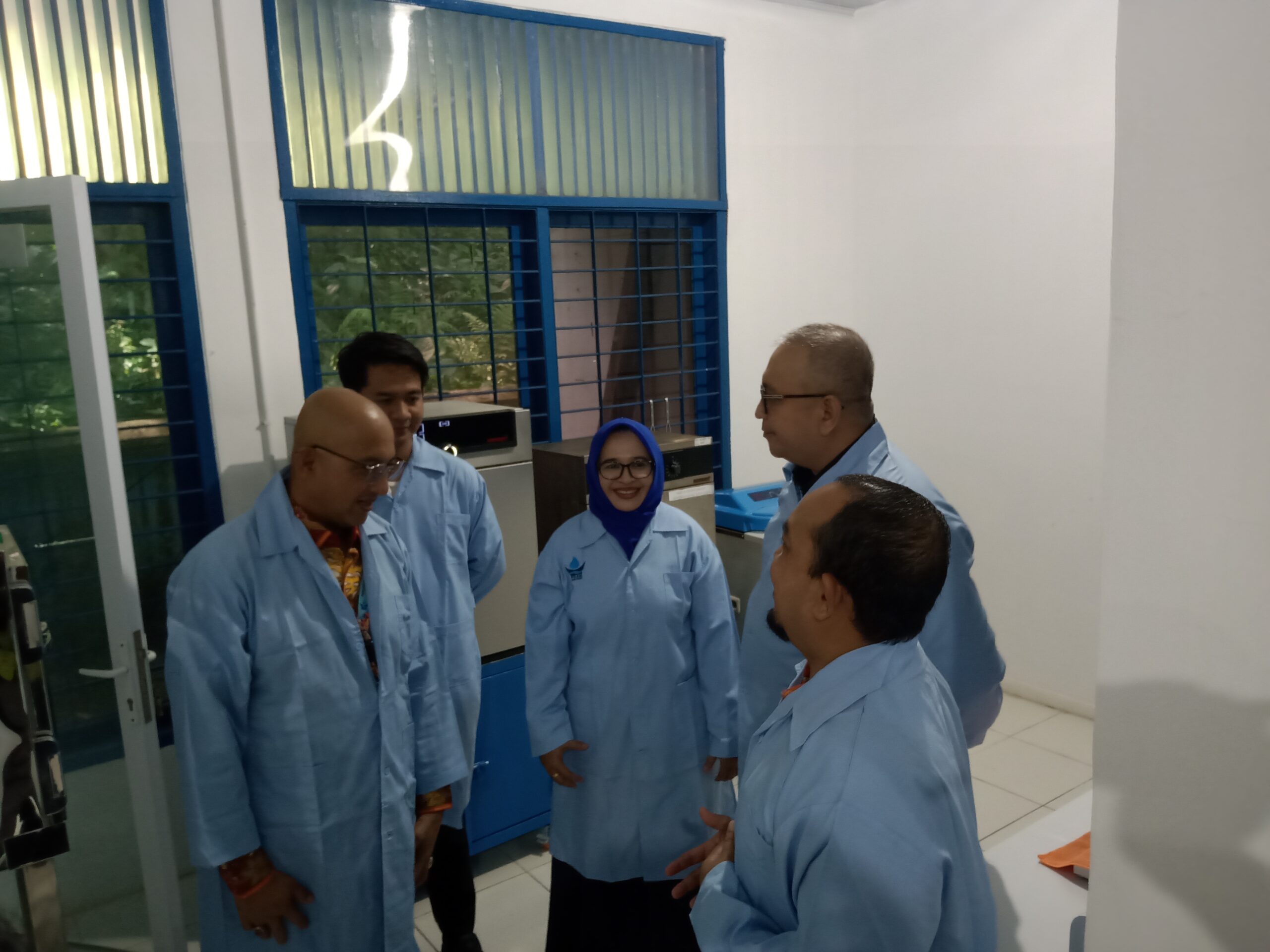 Pj Wako Padang Andree Algamar didampingi Dirut Perumda AM Padang, Hendra Pebrizal saat meninjau laboratorium.