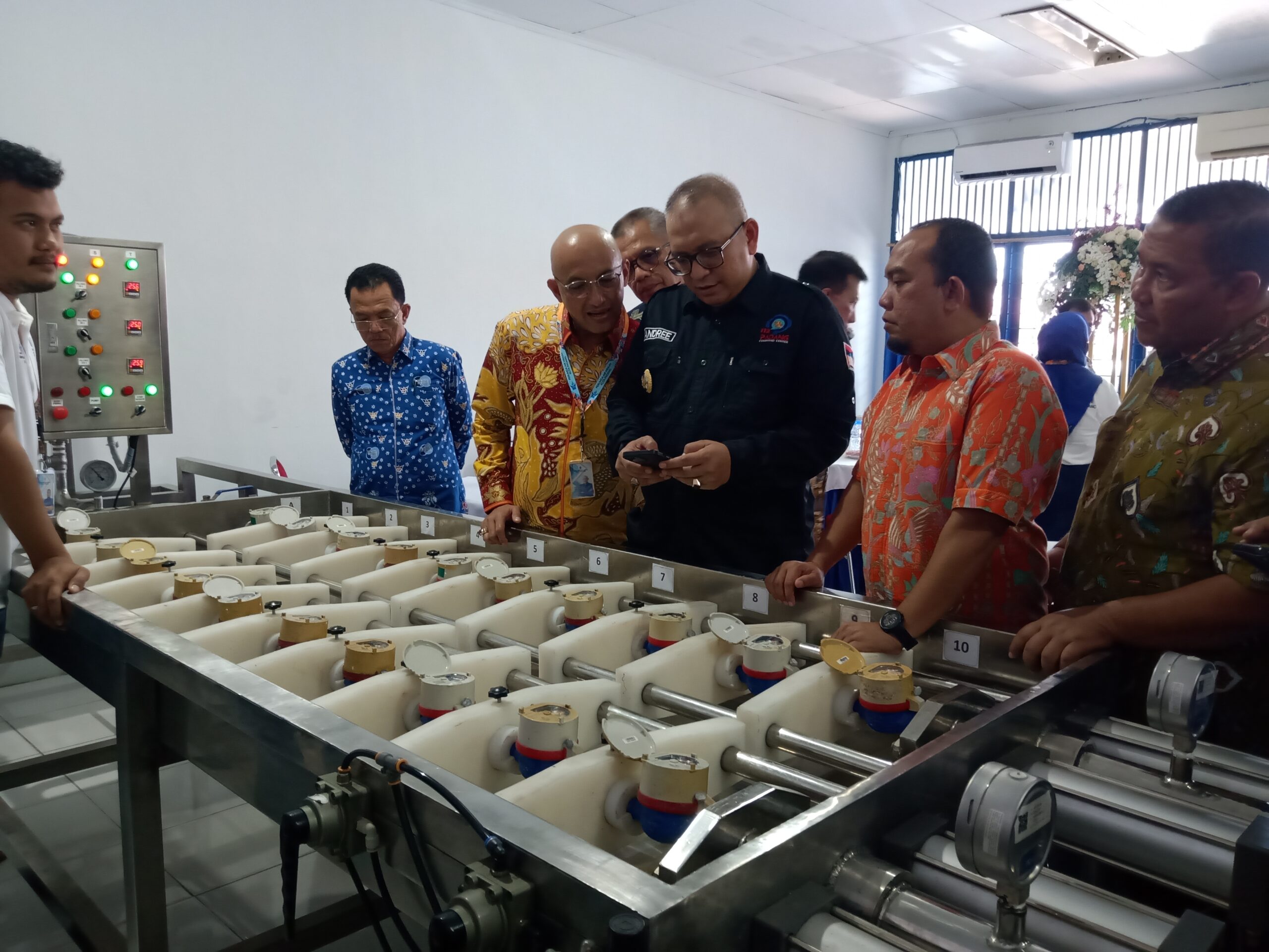 Pj Wako Padang Andree Algamar didampingi Dirut Perumda AM Padang saat meninjau laboratorium.