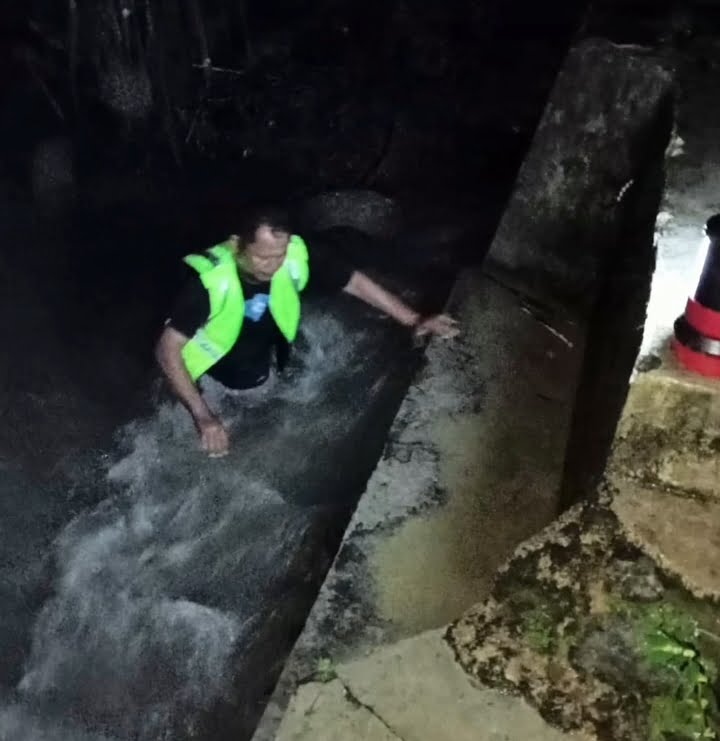 Petugas sedang membersihkan sampah yang terbawa air menuju salah satu IPA milik Perumda AM Padang. 