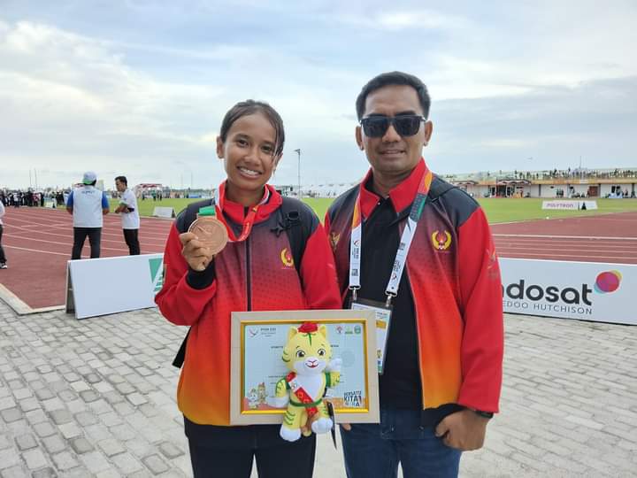 Gifty Virgio Reagusta bersama Manager Cabor Atketik, Editiawarman.