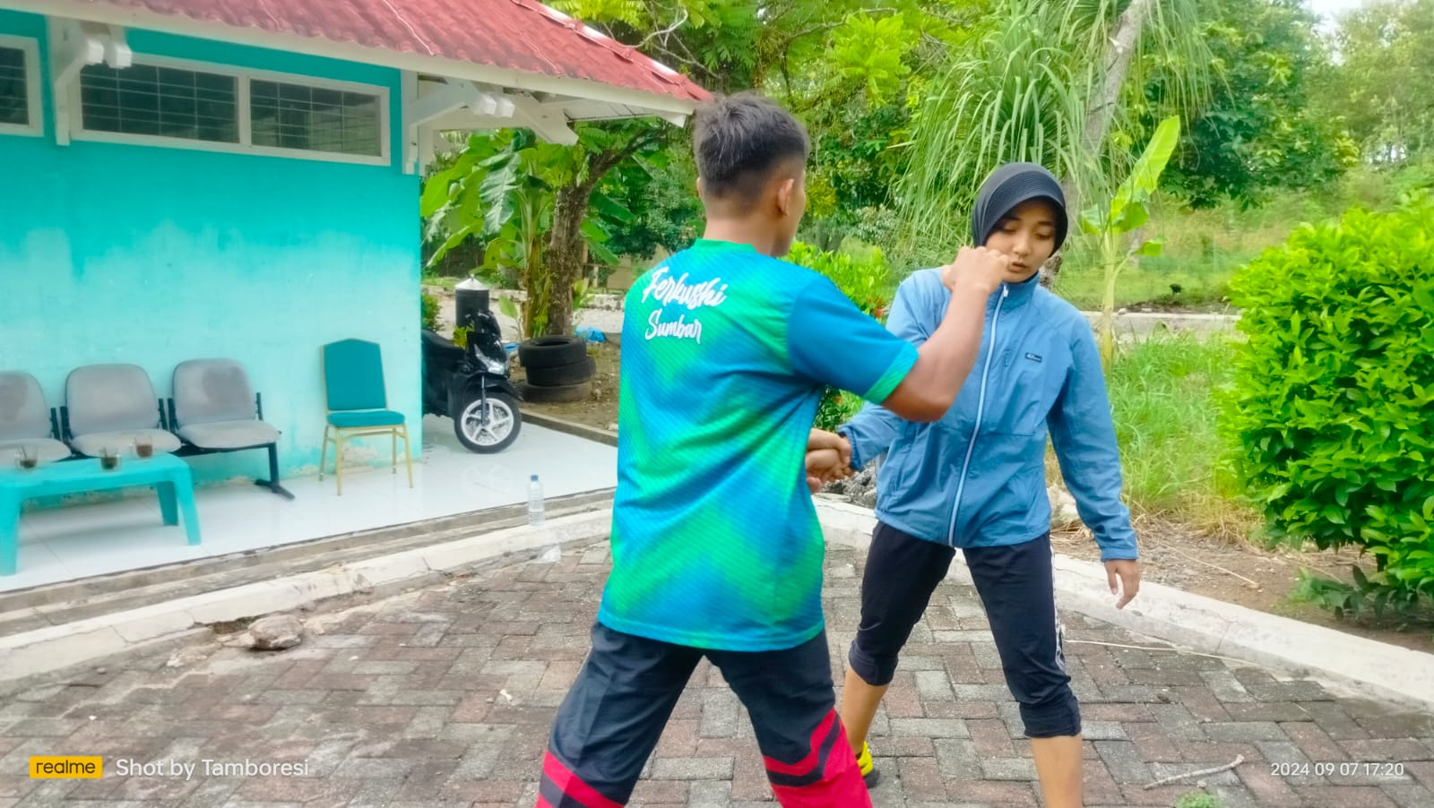 Dua orang atlet Kurash Sumbar melakukan latihan fisik.
