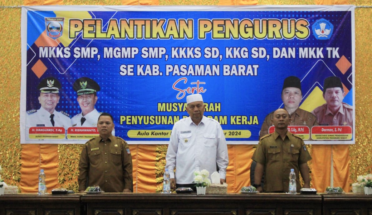 Bupati Pasaman Barat melantik kepengurusan Musyawarah Kerja Kepala Sekolah (MKKS) SMP, Musyawarah Guru Mata Pelajaran (MGMP) SMP, Kelompok Kerja Kepala Sekolah (KKKS) SD, Kelompok Kerja Guru (KKG) SD, dan Musyawarah Kerja Kepala (MKK) TK se-Pasaman Barat, Senin (9/9/2024) di aula kantor bupati setempat.