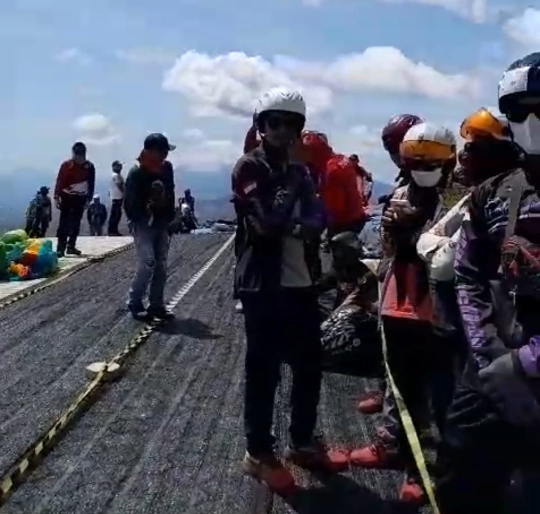 Cuaca tak bersahabat, perlombaan Cabor Paralayang nomor XC kembali tertunda.