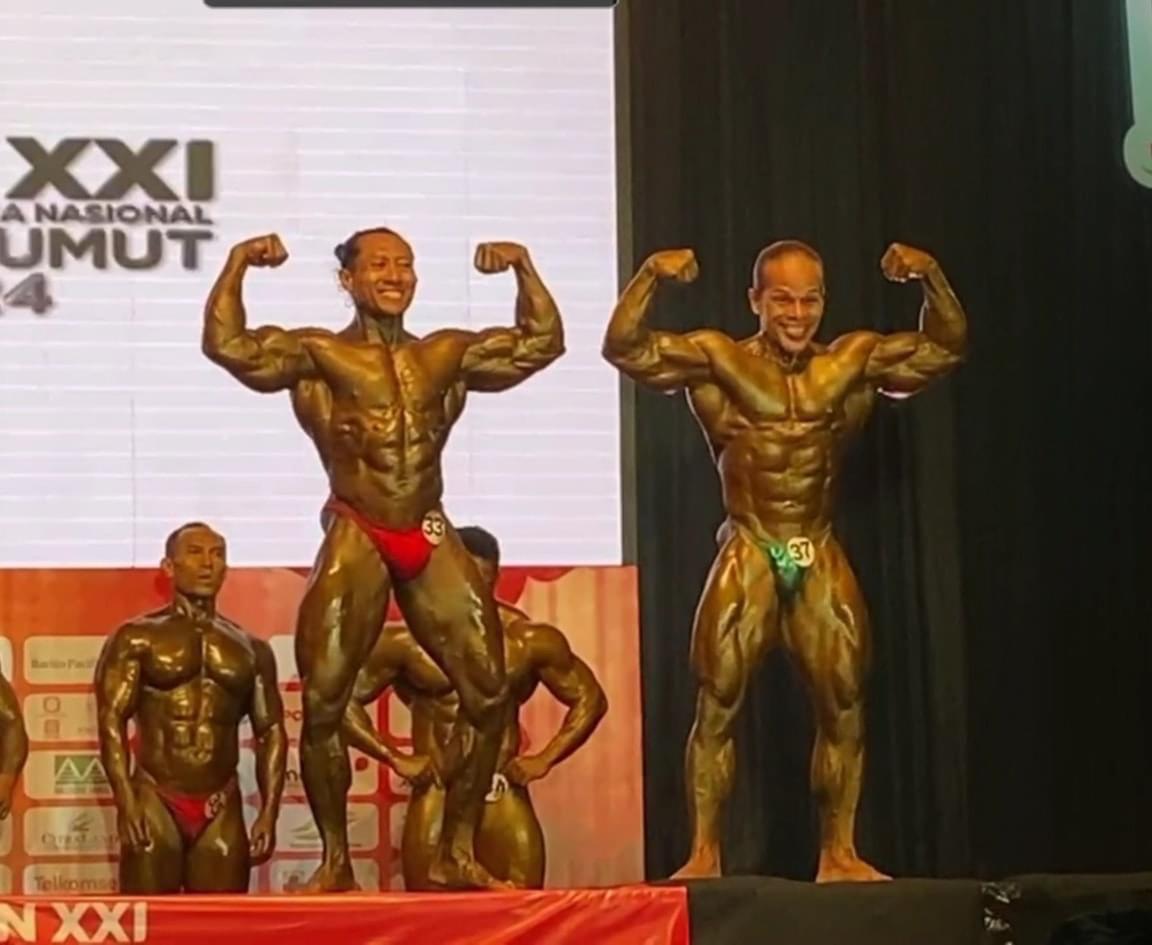 Muswar alias Iwan Samurai (kanan)meraih medali emas dari Cabor Binaraga kelas 75 Kg.