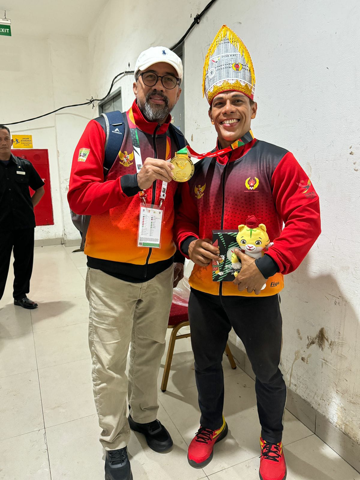 Kadispora Sumbar Maifrizon berfoto bersama Iwan Samurai.