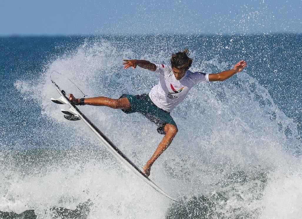 Dylan, atlet Selancar Sumbar saat beraksi.