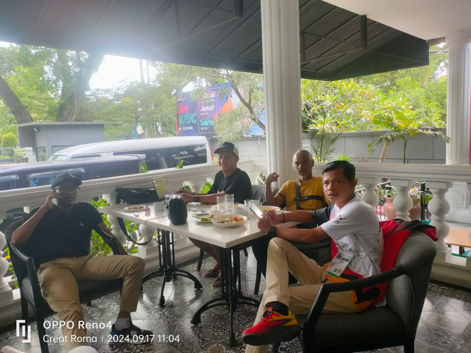 Tim analis dan Humas PON Sumbar wilayah Sumatera Utara saat merangkum hasil dan menyebar berita ke media.