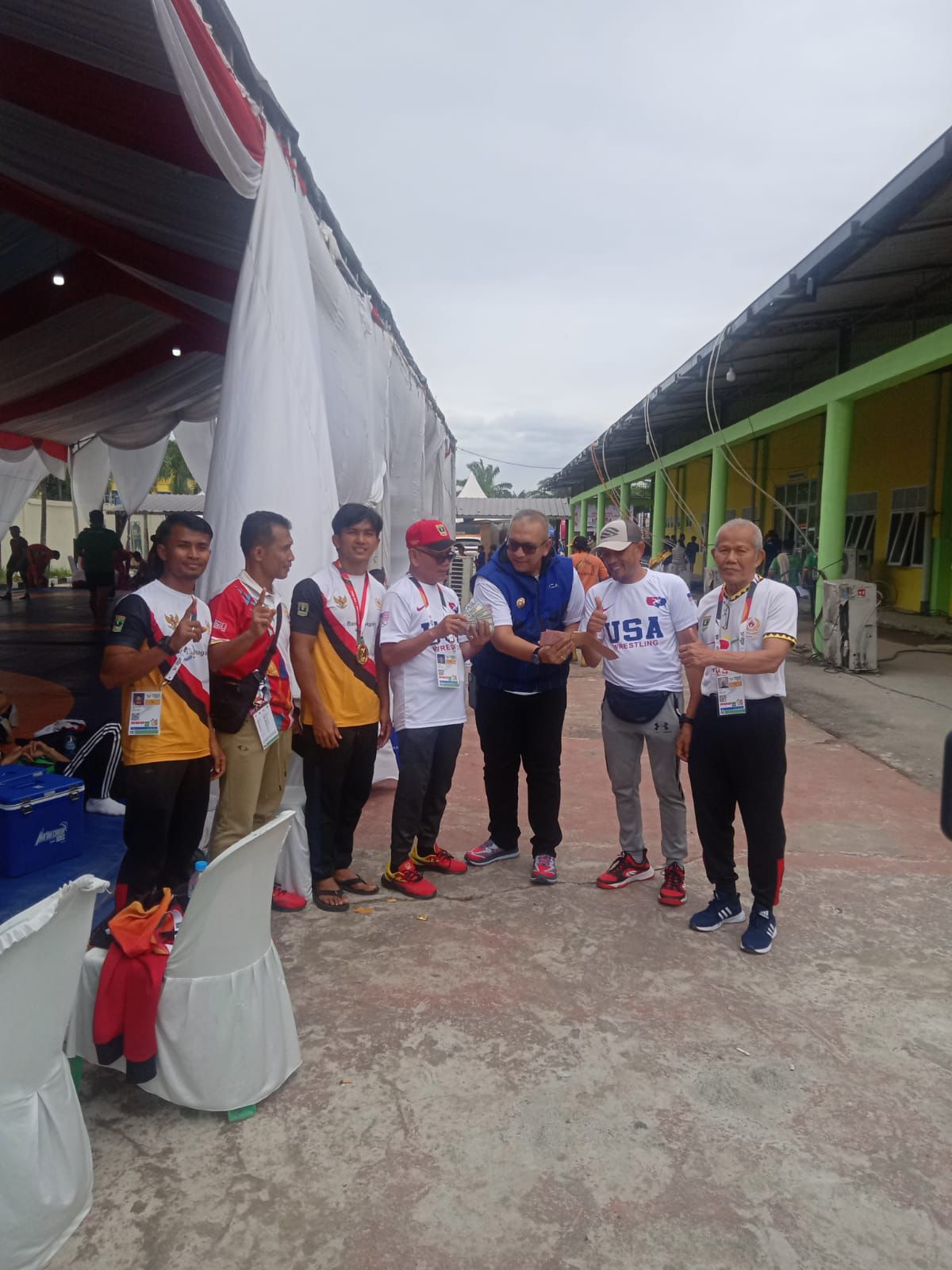 Ketua Pengprov PGSI Sumbar Andree Algamar saat memberikan bonus spontan kepada tim Gulat Sumbar.