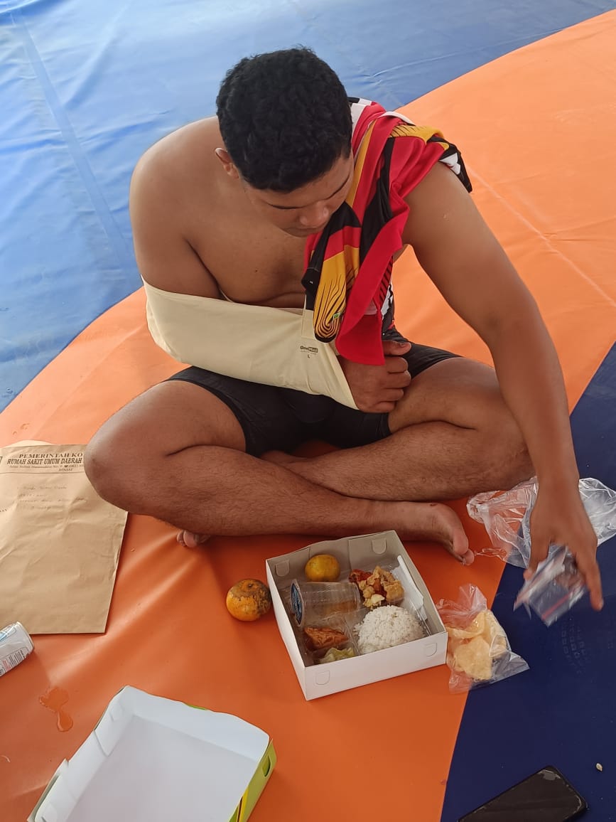 Randa Rian Desta setelah mendapat perawatan medis usia pertandingan.