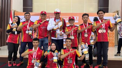 Tim Gantole Sumbar berfoto bersama usai pengalungan medali.