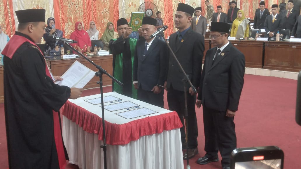 Tiga Pimpinan DPRD Pasaman Barat periode 2024 – 2029 resmi di lantik oleh Ketua Pengadilan Negeri Kabupaten Pasaman Barat Ade Satriawan.