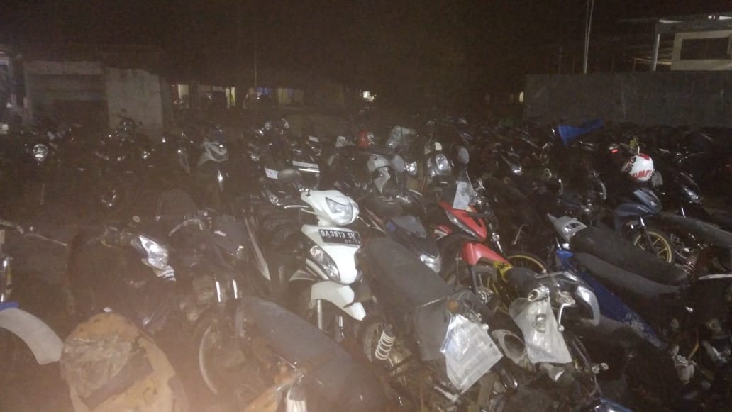 Satlantas Polres Pasbar menjaring sebanyak 130 sepeda motor pada razia, Sabtu (21/9/2024) malam.