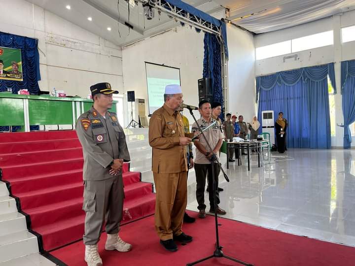Bupati Hamsuardi kukuhkan Linmas PAM TPS se-kabupaten Pasaman Barat.