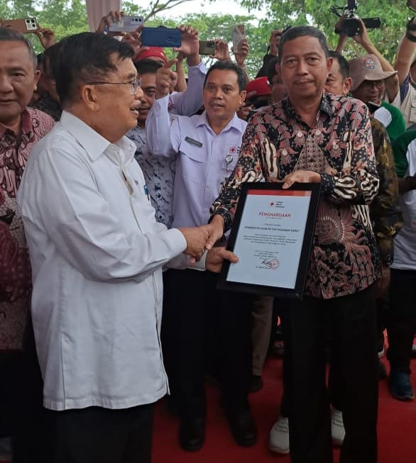 Ketua PMI pusat Jusuf Kalla berikan penghargaan pada Bupati Pasbar, Hamsuardi.