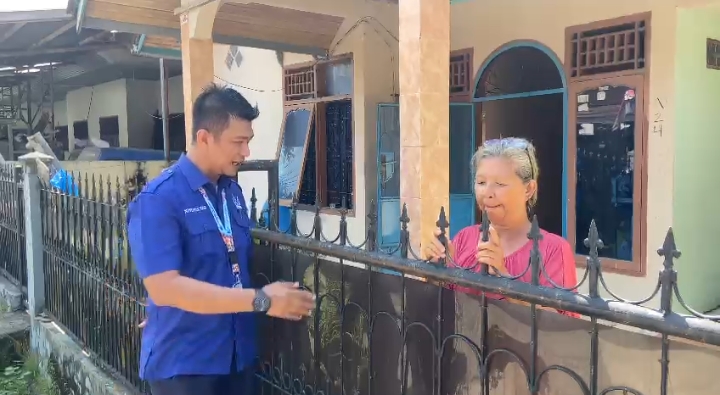 Salah seorang pelanggan Perumda AM ketika di wawancara personel Humas Perumda AM Padang.