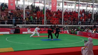 M. Iqbal (sabuk biru) saat menghadapi pesilat Kalimatan Selatan.