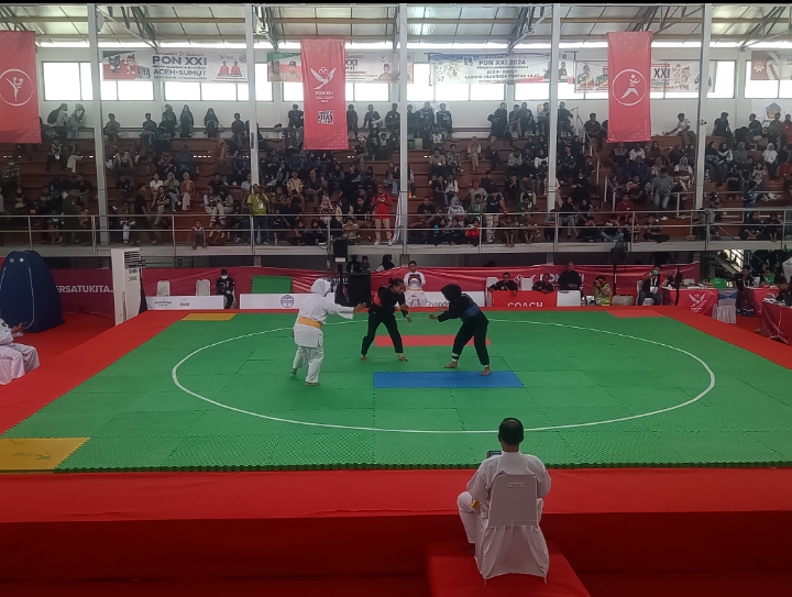 Pesilat Sumbar Winda Novi (sudut merah) melaju ke final Cabor Pencak Silat PON 2024.
