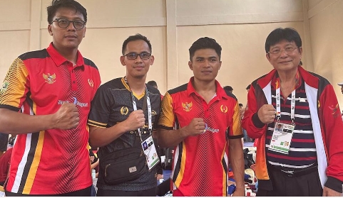 Ridho Ichlas Ichsan Dharma, atlet Sambo Sumatera Barat, menerima kalungan medali perak di ajang PON XXI-2024 Aceh dan Sumut.