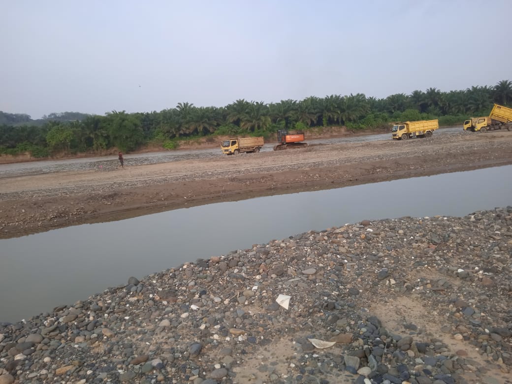 Aktivitas Tambang galian C ilegal di Dharmasraya terus menjemur, diduga ada beking dari oknum penegak hukum.