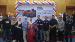 Syamsianinar raih grand prize mobil  Suzuki Presso dari Bank BRI.