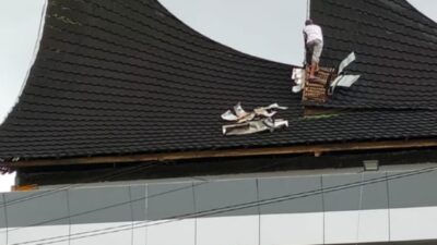 Pengerjaan gedung sekretariat kantor bupati Dharmasraya diduga Abaikan keselamatan pekerja.