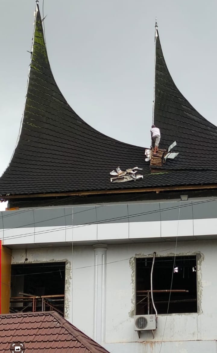 Pengerjaan gedung sekretariat kantor bupati Dharmasraya diduga Abaikan keselamatan pekerja.