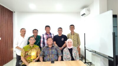 Ketum DPP IKA FH Unand Prim Haryadi bersama pengurus berfoto bersama usai jumpa pers, Jumat (25/10/2024).