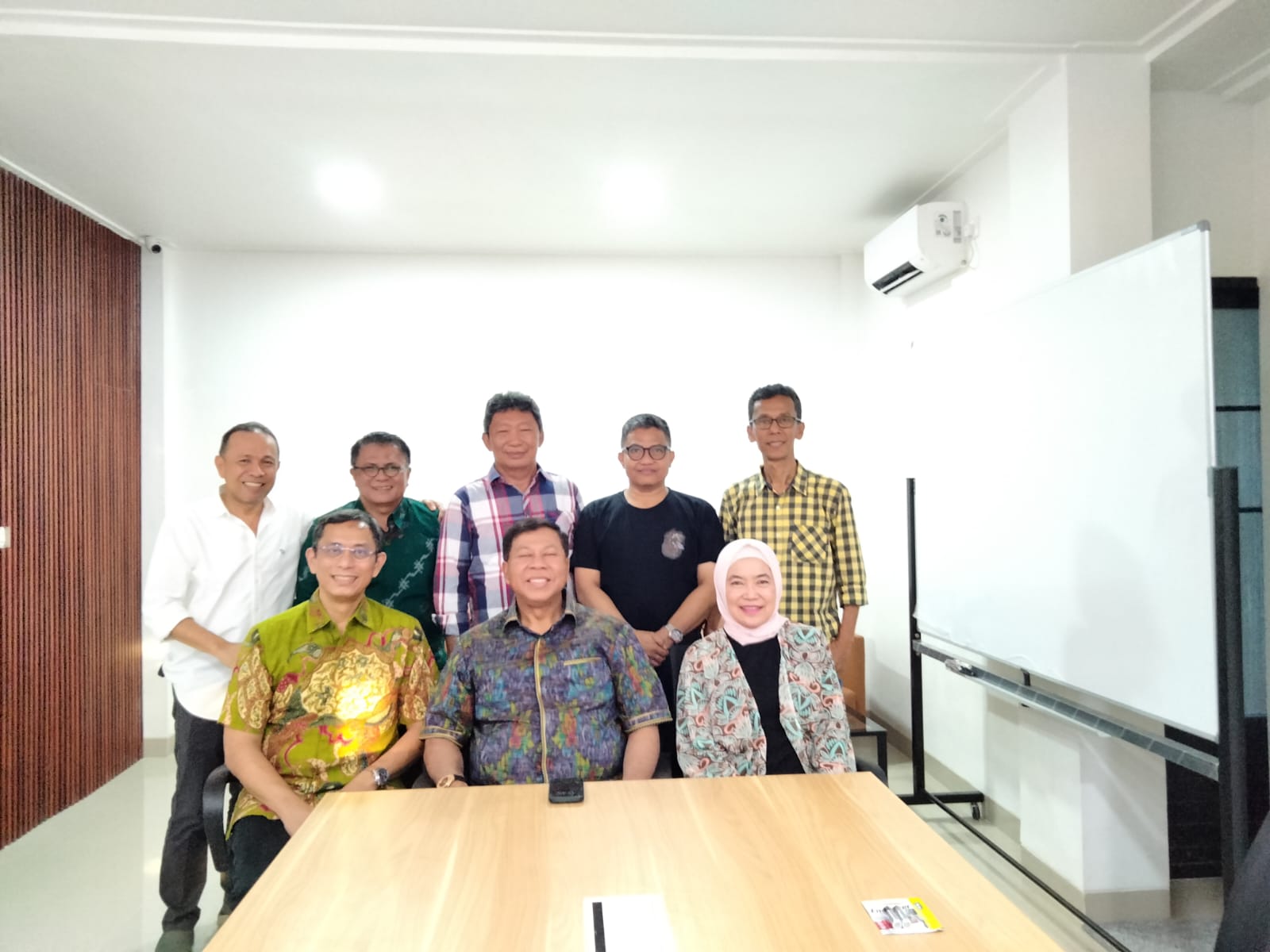 Ketum DPP IKA FH Unand Prim Haryadi bersama pengurus berfoto bersama usai jumpa pers, Jumat (25/10/2024).