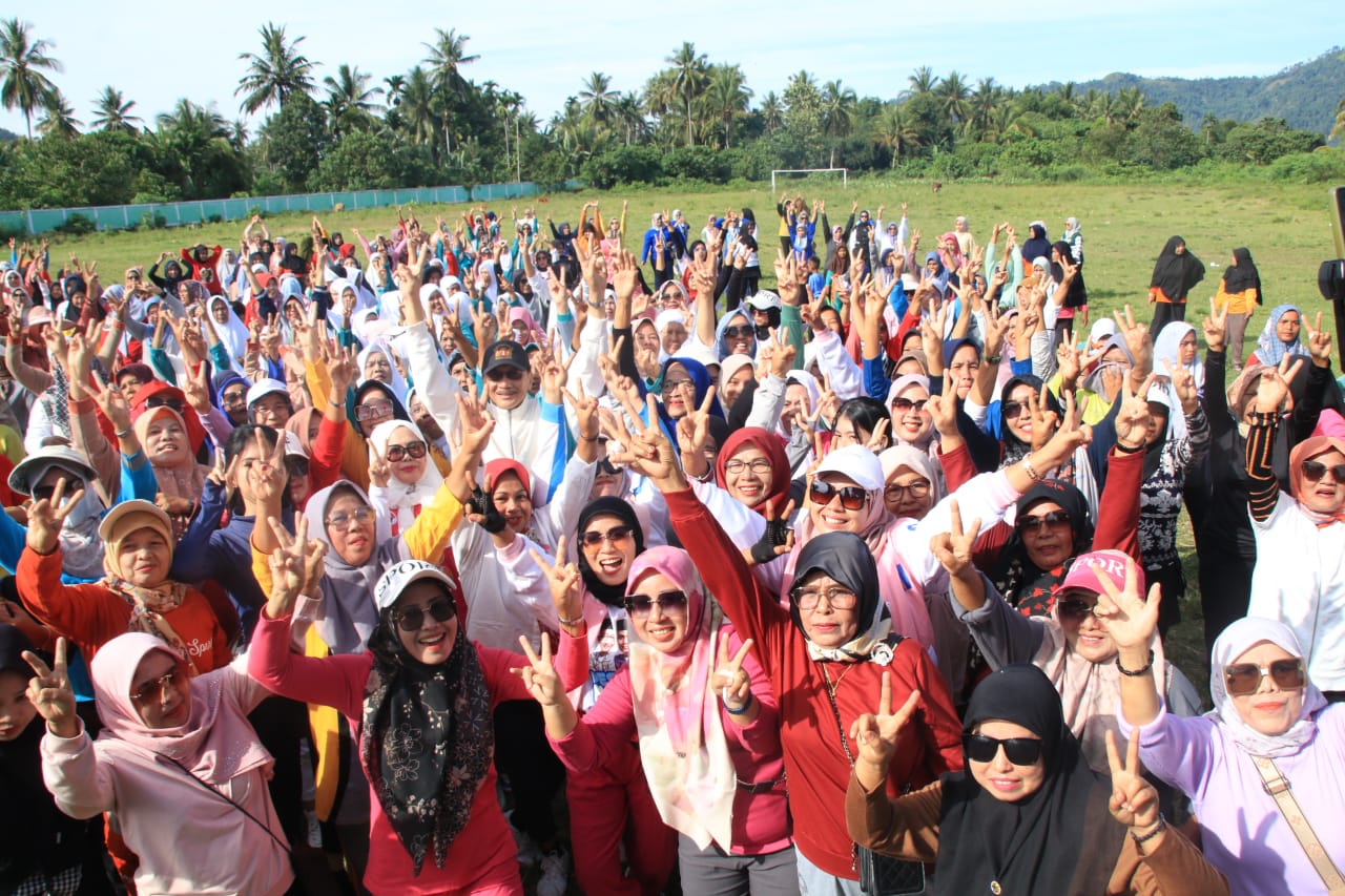 Senam dua jari HJ-RI menyala di Bayang, masyarakat dapat pengobatan gratis.