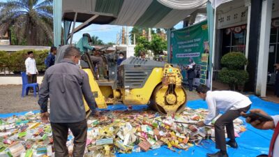 BPOM Dharmasraya, Sawahlunto, Sijunjung (DSS) musnahkan kosmetik ilegal senilai Rp256 juta lebih.