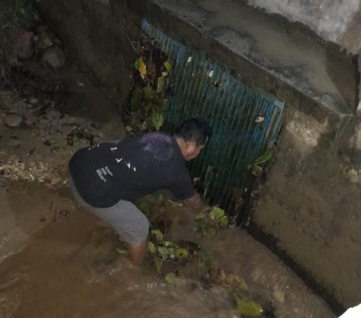 Seorang petugas Perumda AM Padang sedang membersihkan lumpur pada IPA akibat meluapnya sungai.