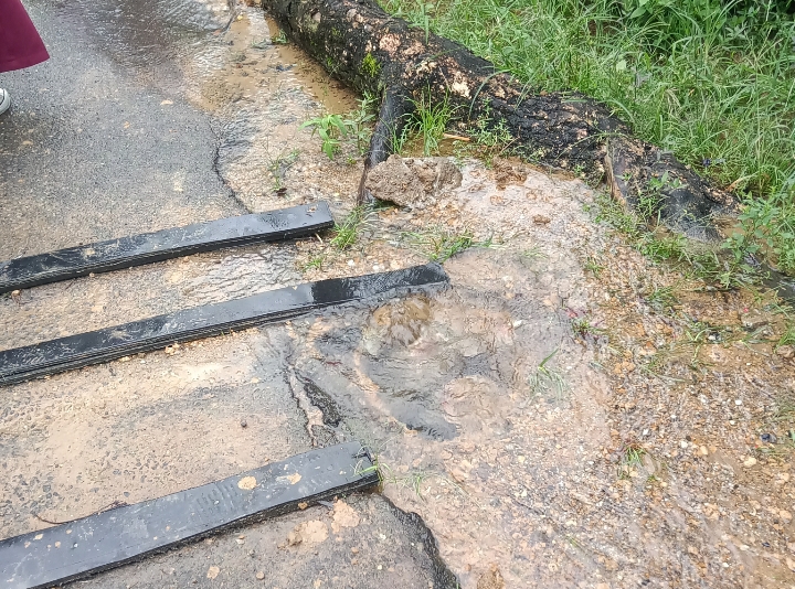 Kebocoran pipa di kawasan SDN Negeri Padang Besi, Rabu (16/10/2024) pagi.