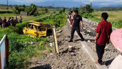 Sebuah truk terlihat ringsek akibat dihantam kereta api di Kayu Tanam, Padangpariaman.