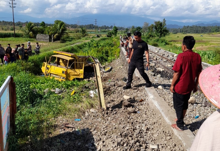 Sebuah truk terlihat ringsek akibat dihantam kereta api di Kayu Tanam, Padangpariaman.
