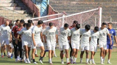 Semen Padang FC mencatatkan rekor terburuk sepanjang gelaran BRI Liga-1 dengan kekalahan telak, 1-8 atas Dewa United.