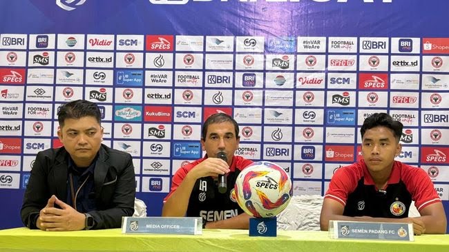 Pelatih Eduardo Almaida memberikan keterangan ke wartawan jelang menghadapi Dewa United.