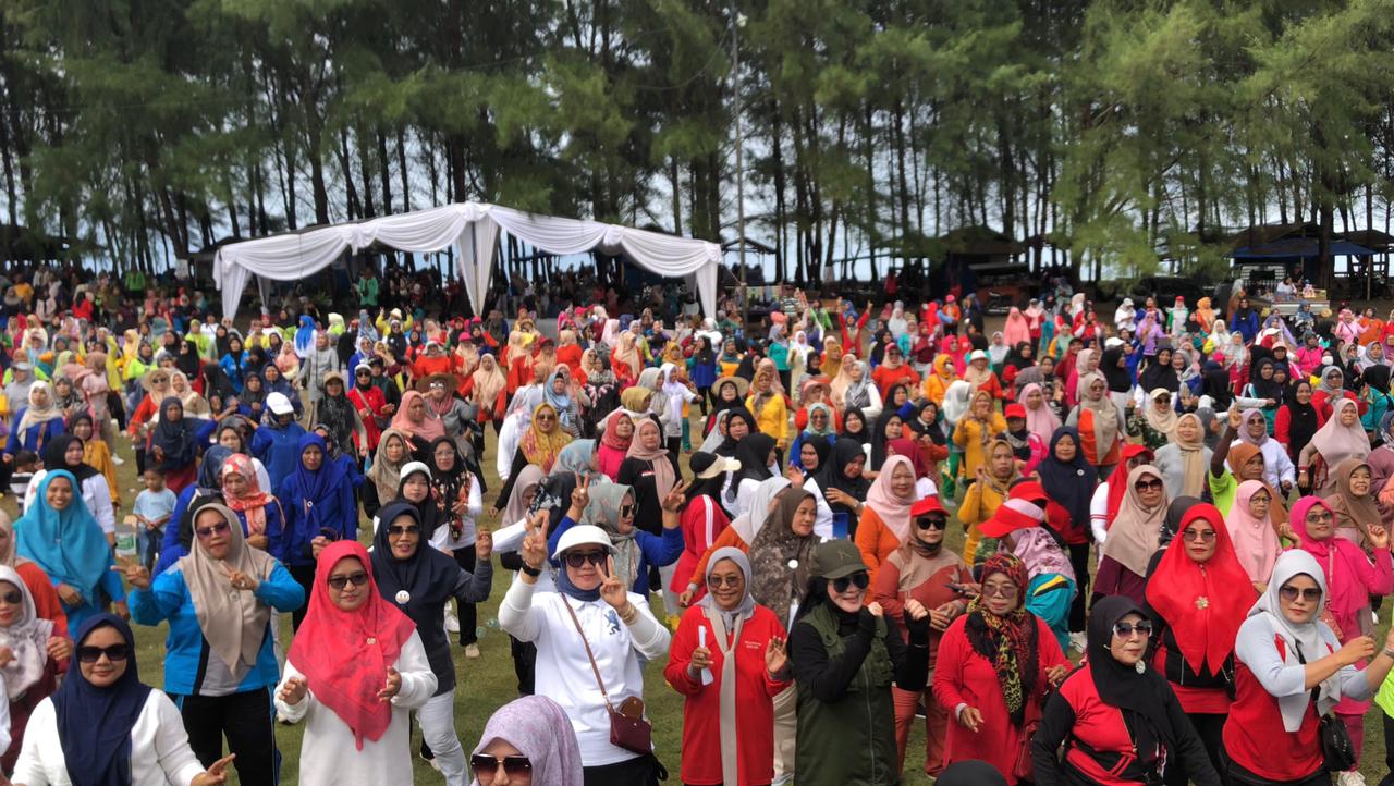 Kegiatan senam 2 jari Pantai Sumedang Jaya Wisata heboh dengan kehadiran Lisda Hendrajoni, dalam kegiatan kampanye Senam 2 Jari bersama HJ-RI, pada Sabtu (2/11/2024).