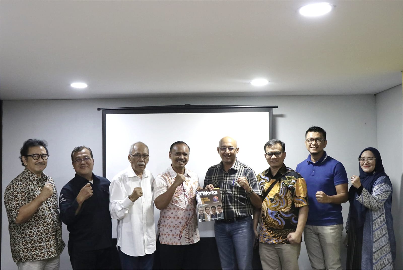 Direktur Utama Perumda AM Padang Hendra Pebrizal bersama jajaran direksi lainnya berfoto bersama tim penilai TOP Digital Awards 2024.