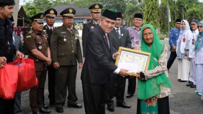 Sekda Dharmasraya, Adlisman, saat bertindak sebagai Pemimpin Upacara pada Peringatan Hari Pahlawan ke-79 Tahun 2024 dan Hari Kesehatan Nasional ke-60, di halaman kantor Bupati setempat,Minggu (10/11/2024).