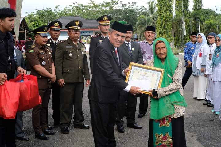 Sekda Dharmasraya, Adlisman, saat bertindak sebagai Pemimpin Upacara pada Peringatan Hari Pahlawan ke-79 Tahun 2024 dan Hari Kesehatan Nasional ke-60, di halaman kantor Bupati setempat,Minggu (10/11/2024).