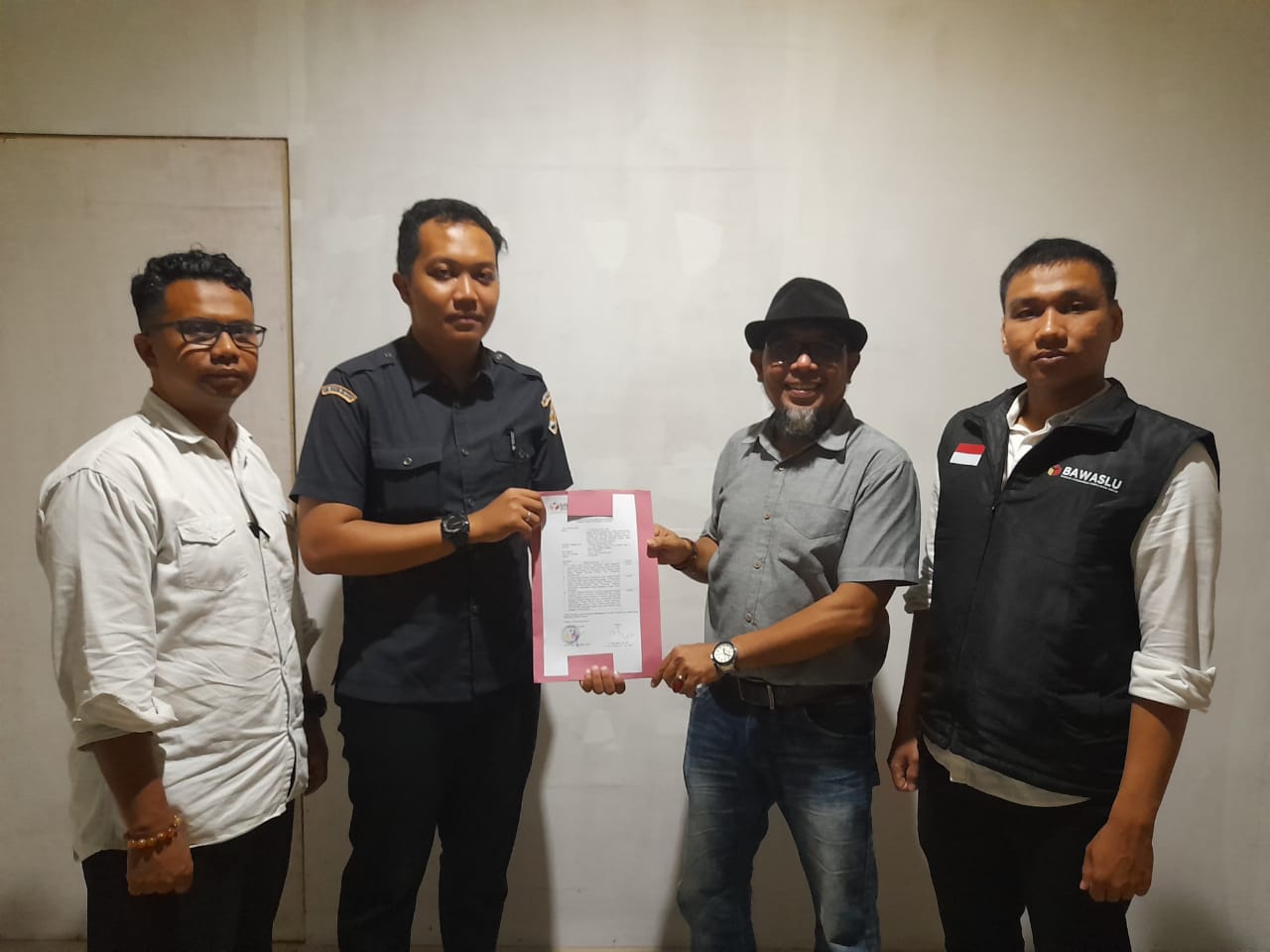 Merasa difitnah saat debat publik, tim pemenangan HJ-RI laporkan Nasta Oktavian ke Bawaslu dan Polres Pessel.