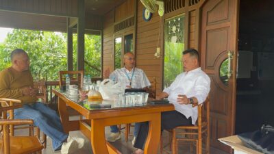 Direktur Utama Perumda AM Padang saat berbincang dengan mantan Walikota Padang dua periode, Fauzi Bahar.