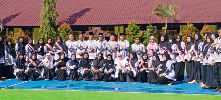 Dalam memeringati Hari Guru Nasional, SMAN 1 Gunung Tuleh menggelar upacara bendera.